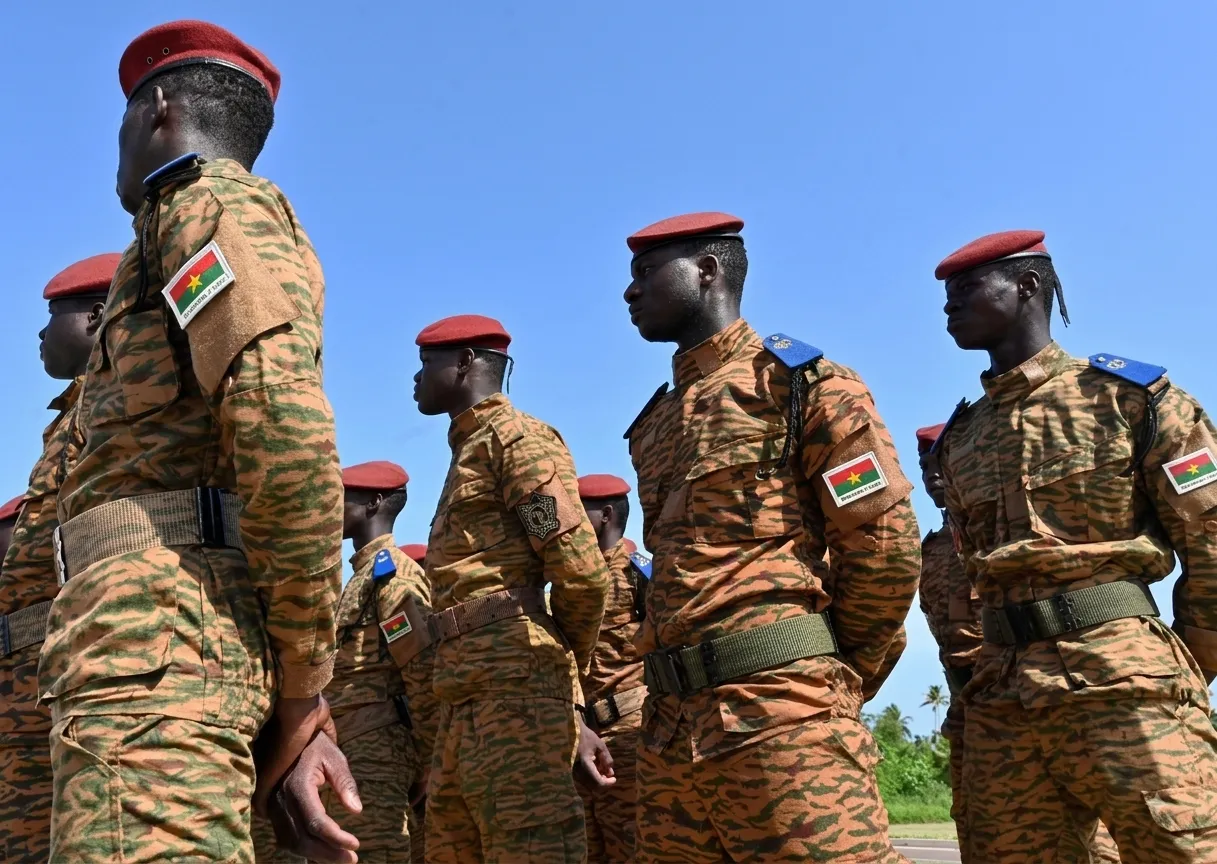 Junta militar do Burkina Faso obriga jornalistas a vestir farda e pegar em armas
