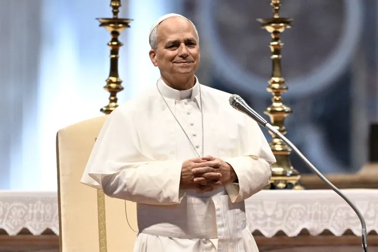 Papa Leão XIV inicia visita histórica à França sob debate sobre eutanásia e abusos sexuais na igreja
