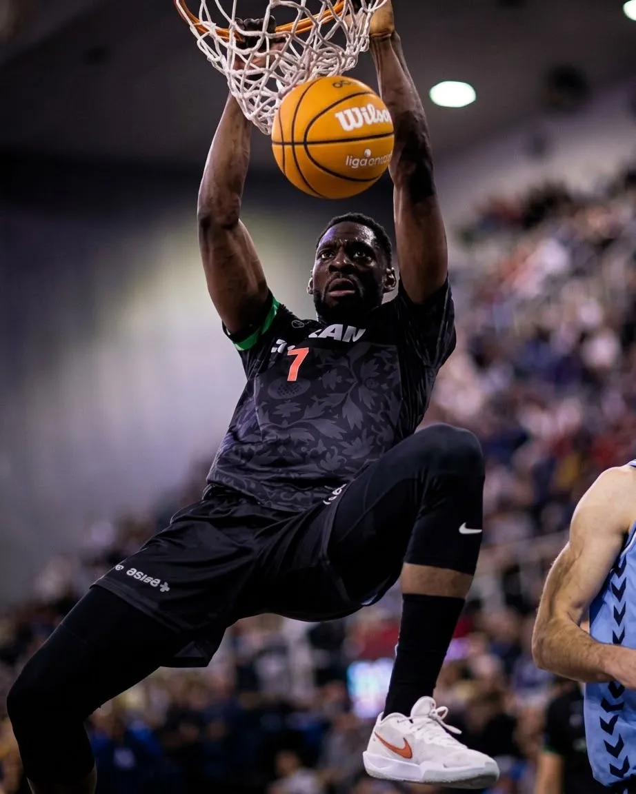 Petro de Luanda contrata Olumuyiwa Babatunde para a época 2026/2027 e reforça o sector interior do basquetebol