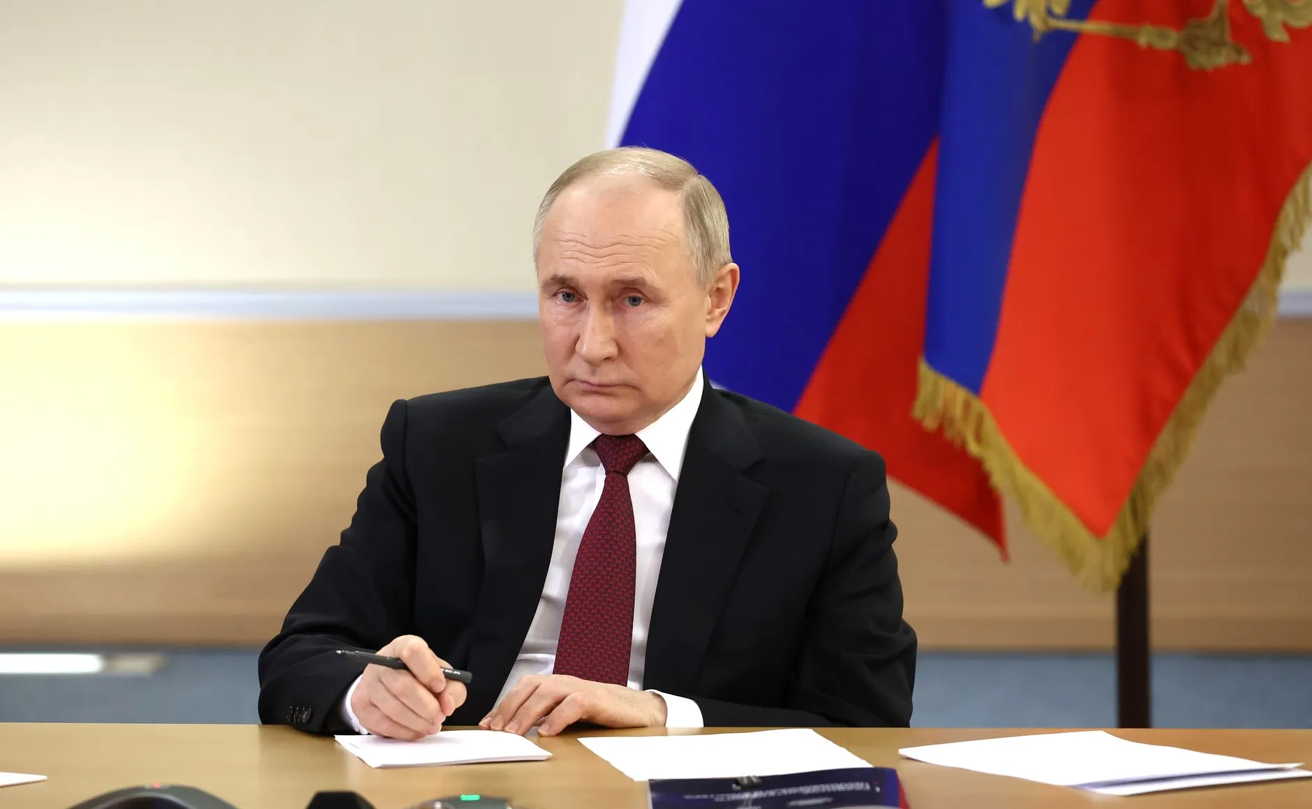 Putin admite acordo de paz com Ucrânia após apelo de Zelensky para negociações diretas