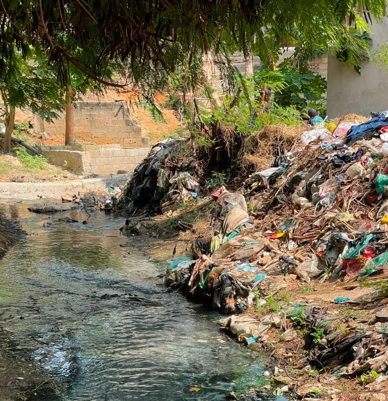 Vala em degradação ameaça residências e preocupa moradores da Corimba