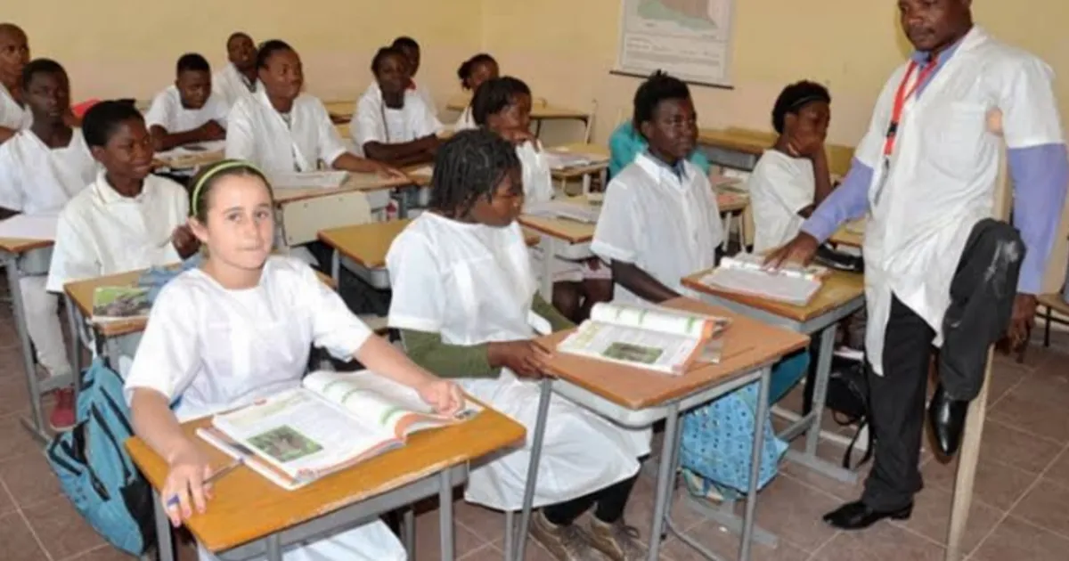 Governo entrega 150 mil milhões Kz às escolas para gestão local