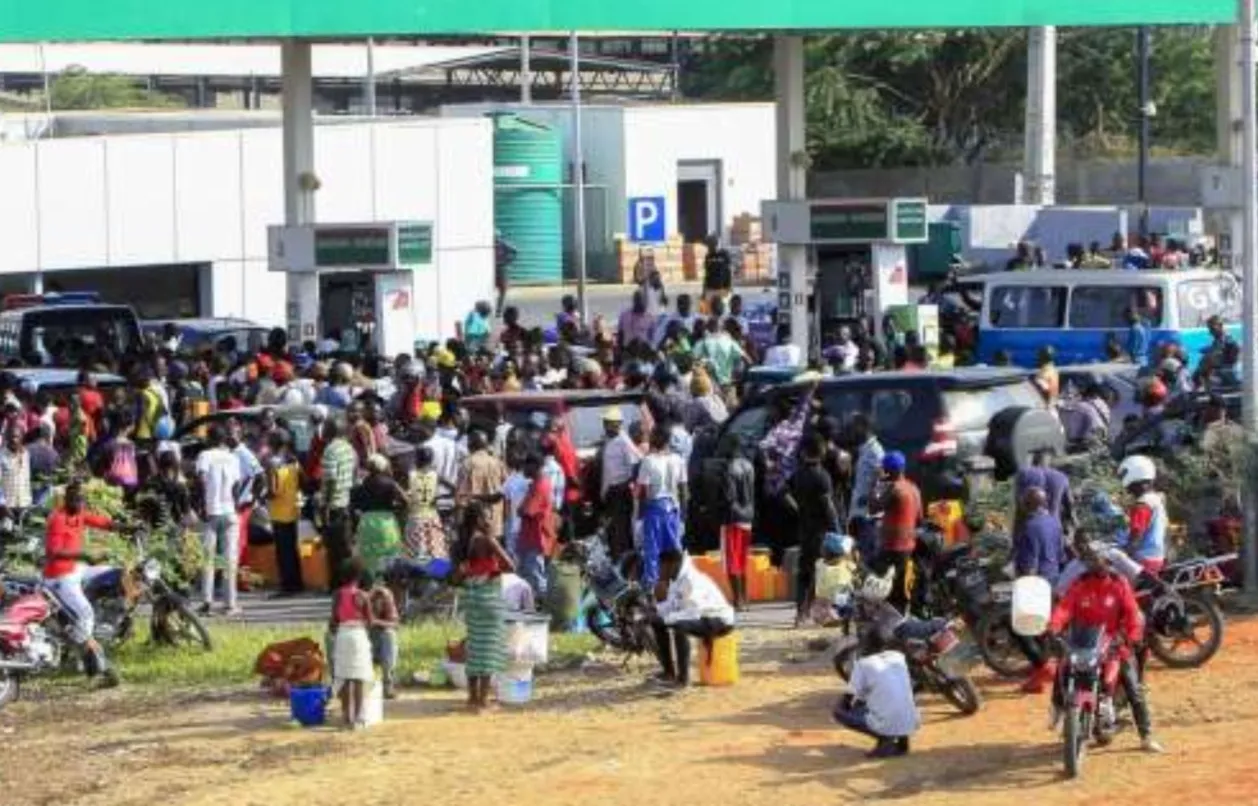 Crise de combustíveis em Cabinda provoca longas filas e contestação política