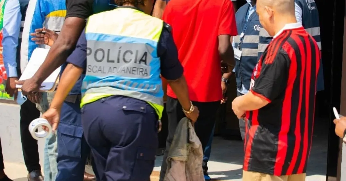 Mais de 10 lojas comerciais encerradas no Shopping Kikuxi por incumprimento tributário