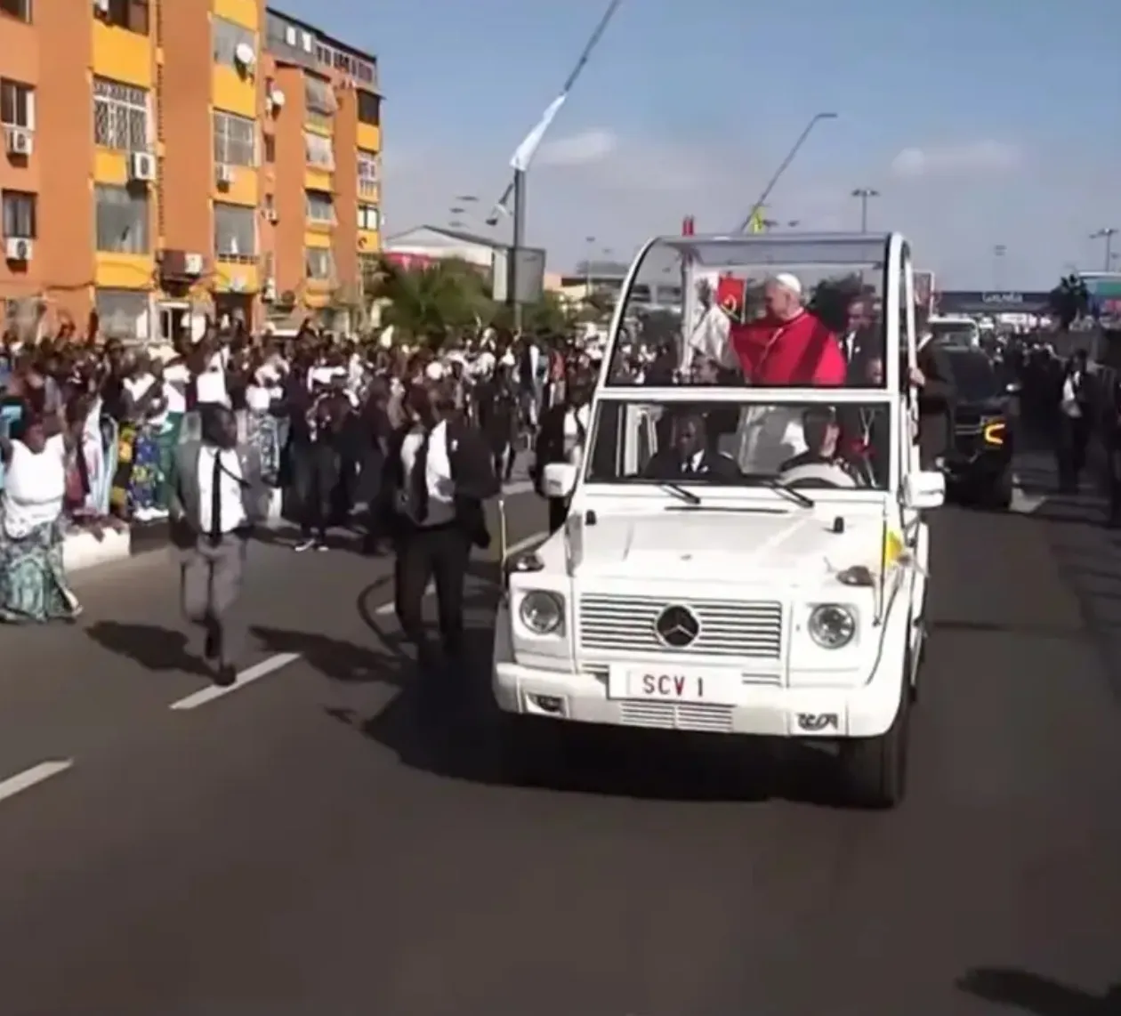 Multidão acompanha percurso do Papa até ao Palácio Presidencial da cidade alta