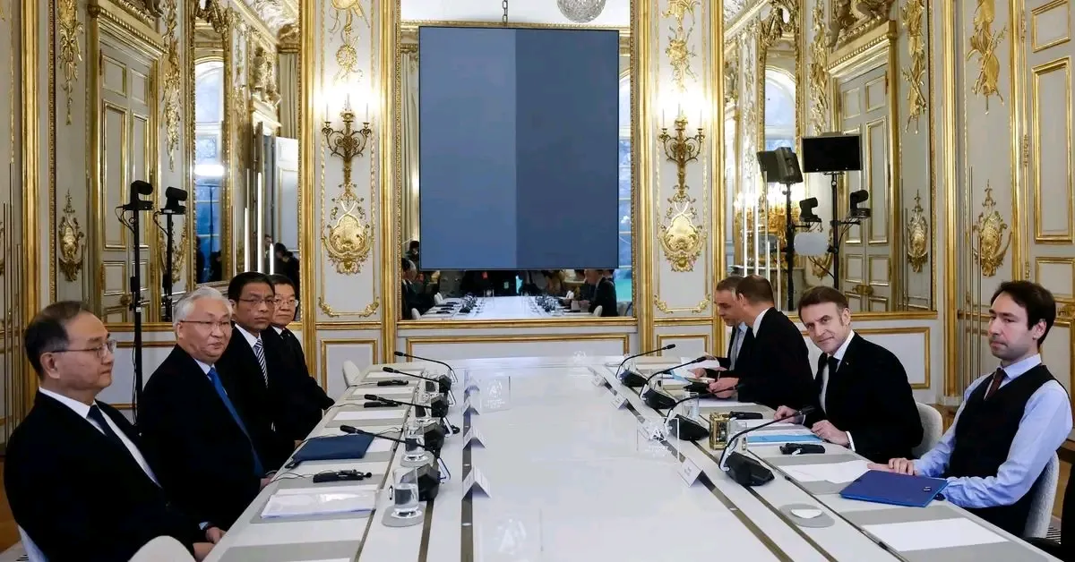 China quebra protocolo e junta-se a diálogo liderado por Macron
