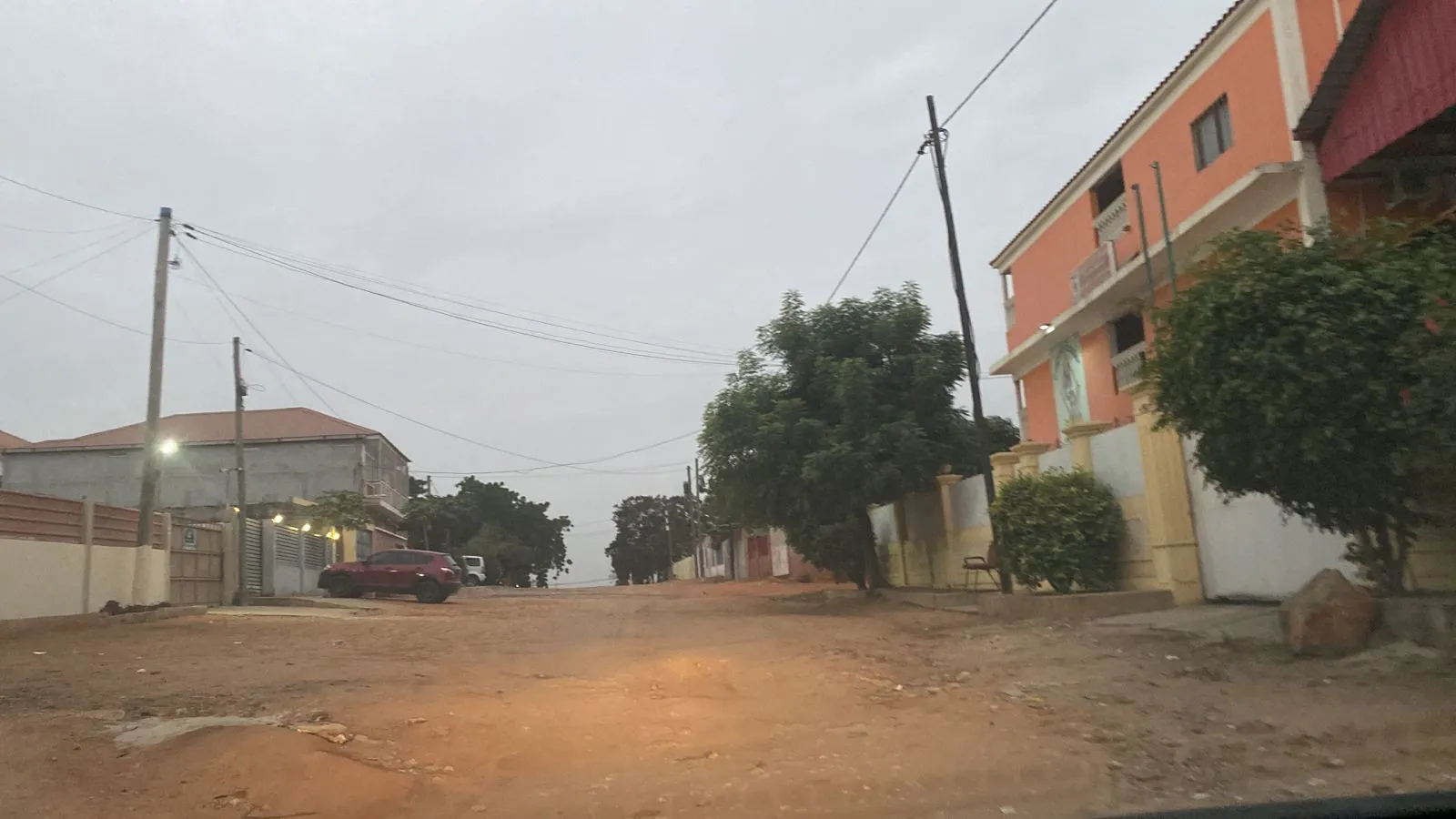 Moradores do bairro Honga denunciam insegurança por conta de cabos de alta tensão