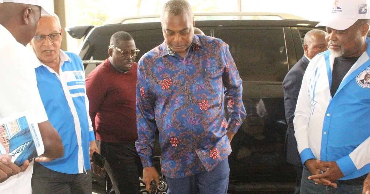 Chivukuvuku visita líderes de associações de taxistas nas comarcas de Luanda e Calomboloca