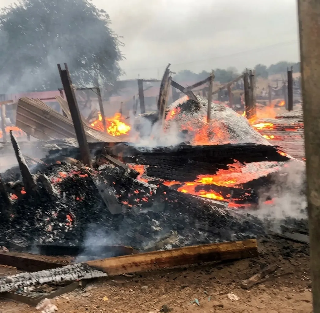 Incêndio no Mercado do Kicolo deixa mais de 700 comerciantes sem seguro e com perdas ainda por quantificar em Luanda
