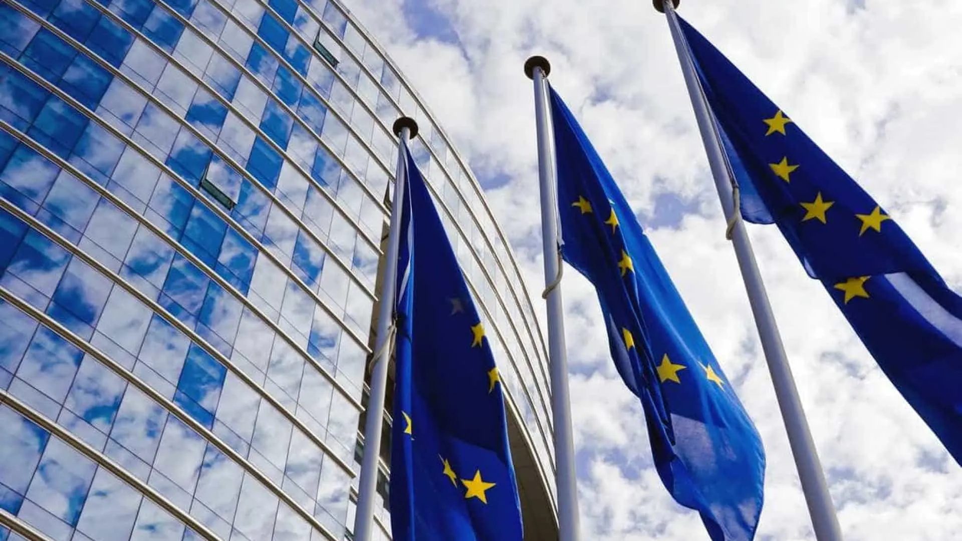 Europa aprova novas regras para acelerar deportação de migrantes