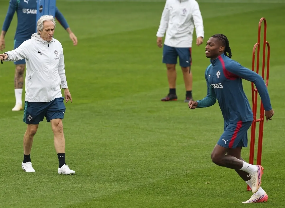 Rafael Leão assume camisola 7 de Ronaldo frente à Dinamarca