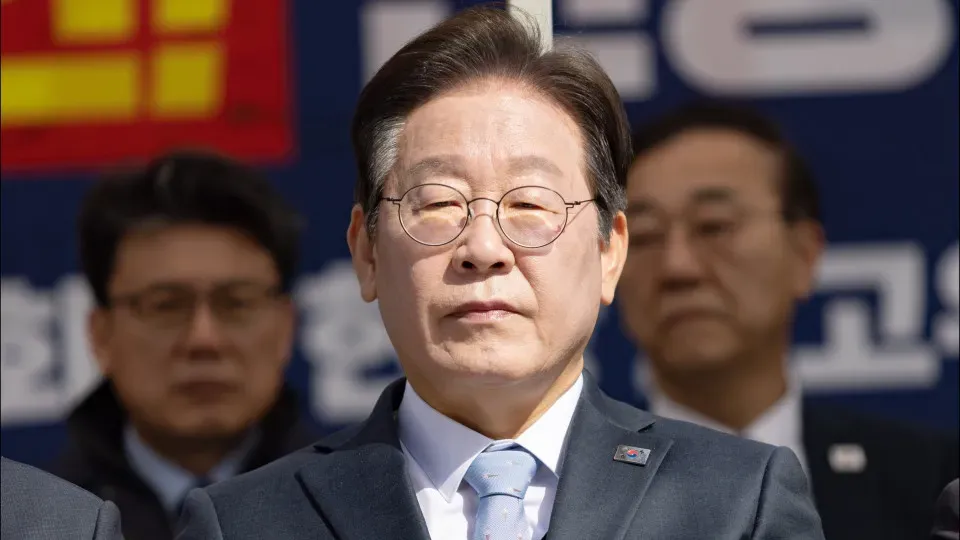 Presidente sul-coreano deposto condenado a prisão perpétua