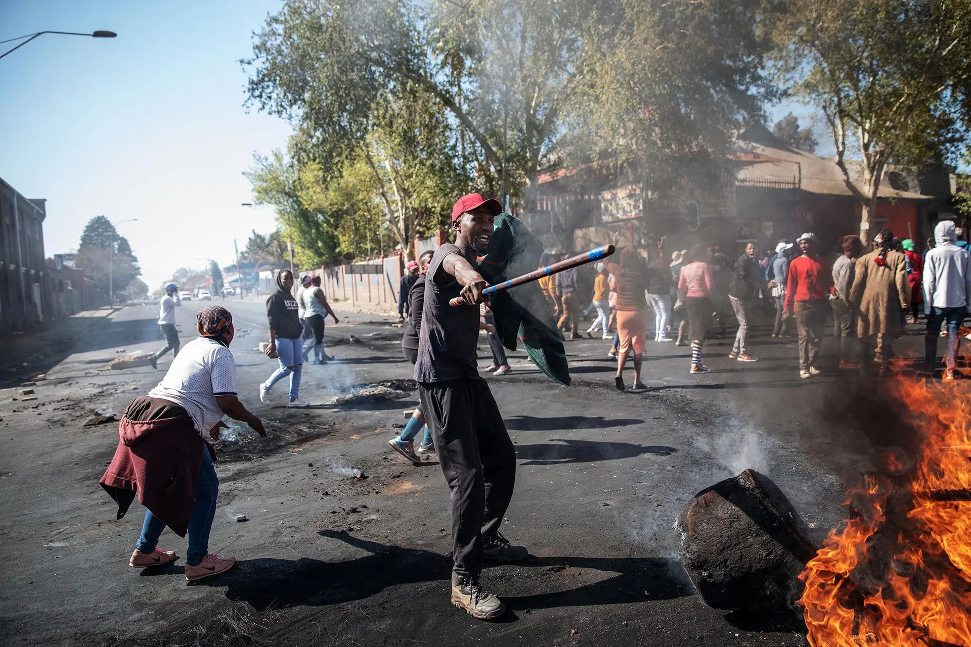 África do Sul: Protestos contra decisão sobre asilo deixam 24 veículos incendiados