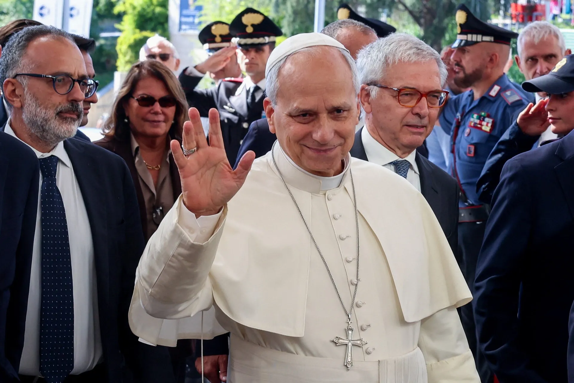 Papa Leão XIV recupera normalmente após cirurgia a adenocarcinoma pulmonar e continua internado no Hospital Gemelli