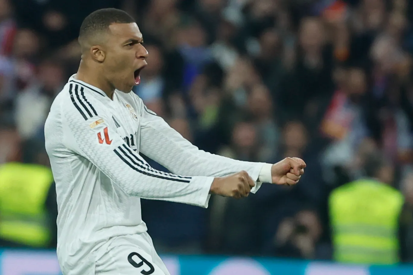 Mbappé castiga Barcelona e mantém Real Madrid na corrida pelo título