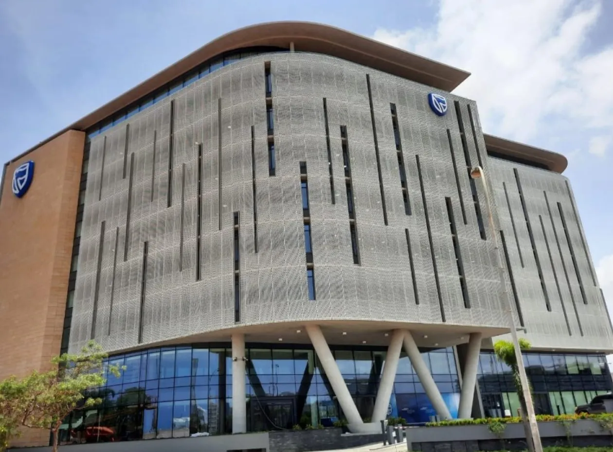 Estado angolano coloca em venda 34 por cento do Standard Bank Angola