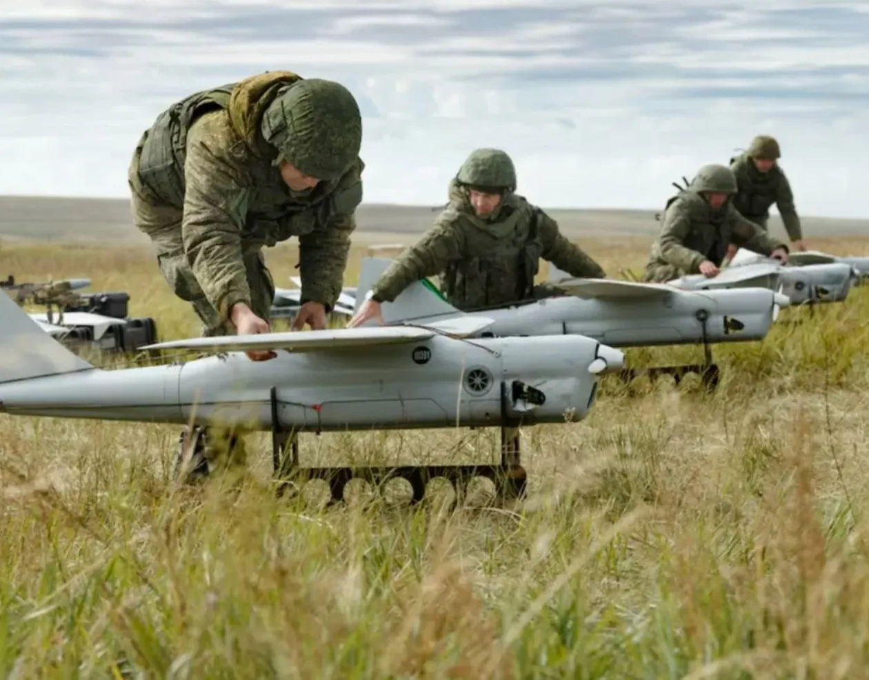 Soldados ucranianos e russos enfrentam guerra invisível dominada por drones