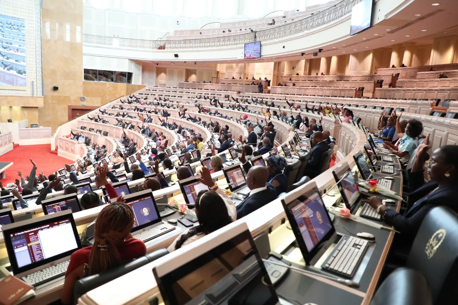 Assembleia Nacional aprova subida dos salários dos deputados