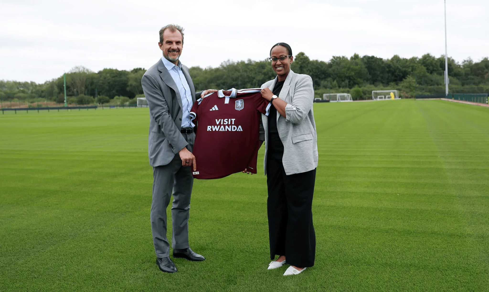 Ruanda firma parceria histórica com o Aston Villa para promover turismo e desporto