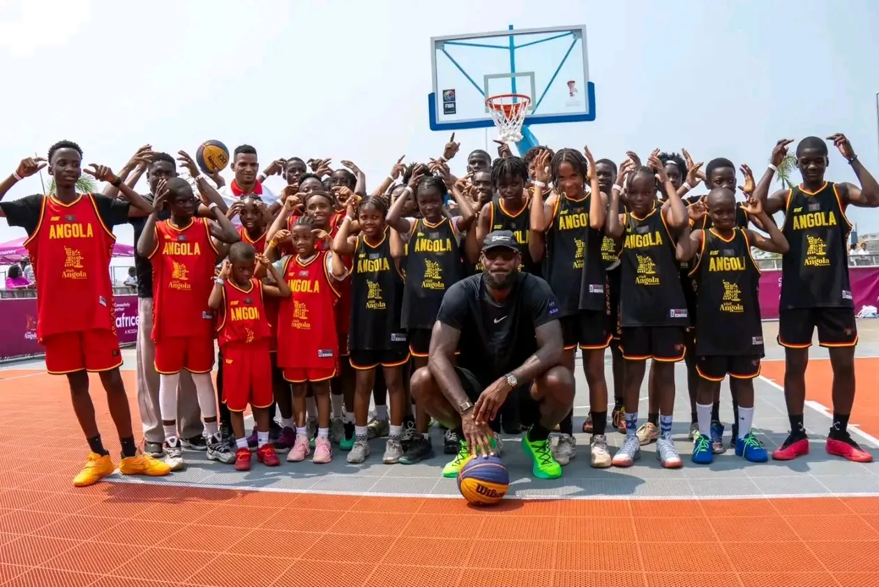 LeBron James partilha momento com jovens basquetebolistas na Marginal de Luanda