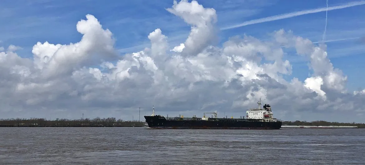 Navio atingido por projéctil incendeia-se no estreito de Ormuz