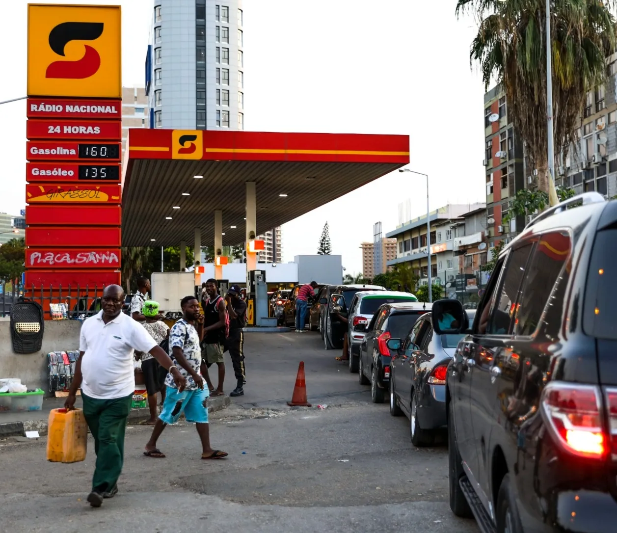 Sonangol assegura retoma no abastecimento normal de combustível em Luanda