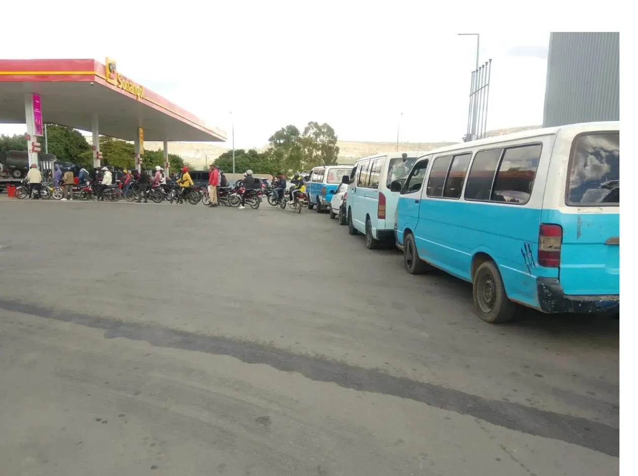 Taxistas do Lubango denunciam prejuízos devido à falta de combustível na Huíla