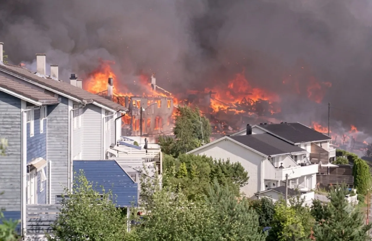 Incêndio atinge zona residencial na Noruega e destrói mais de 100 casas