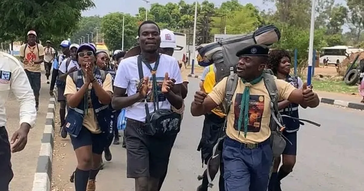 Jovem escuteiro caminha mais de mil quilómetros do Luena a Luanda para saudar 50 anos de independência