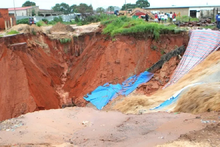Ravinas ameaçam acesso ao hospital municipal do Kimbele