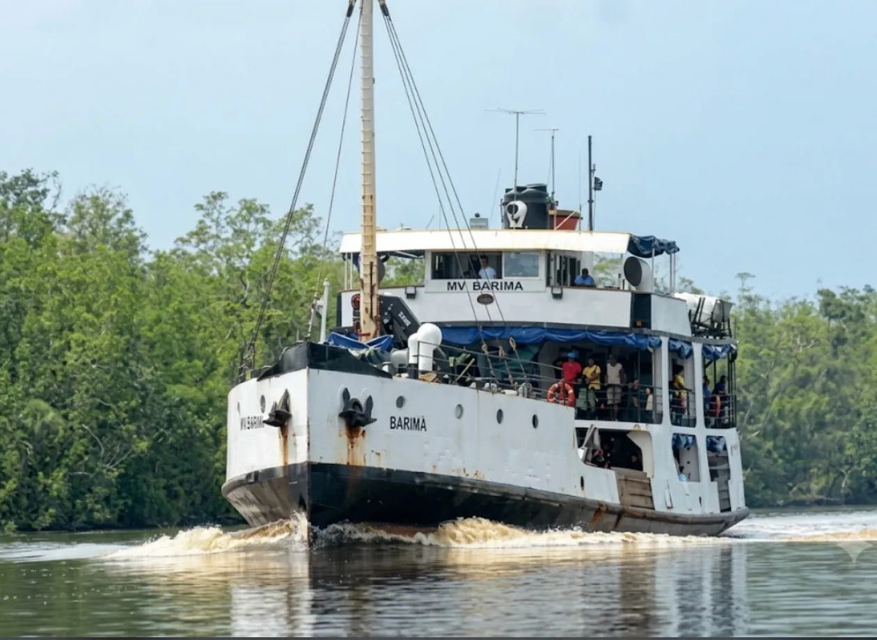 Barco com mais de 100 pessoas a bordo naufraga ao largo da costa da Guiana