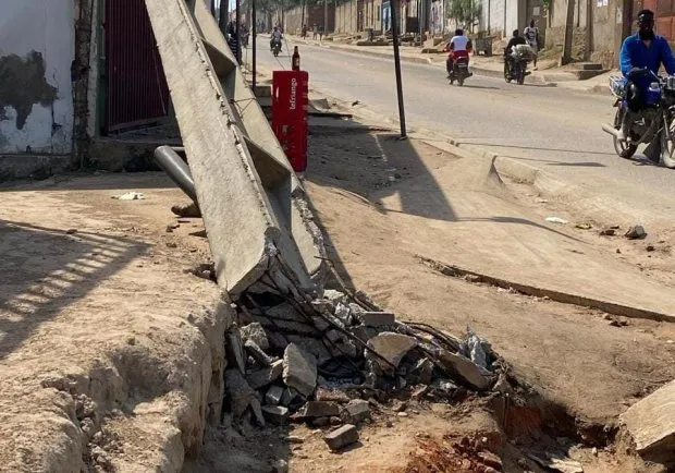 Criança de 4 anos morre no Zango após ser atingida por poste eléctrico