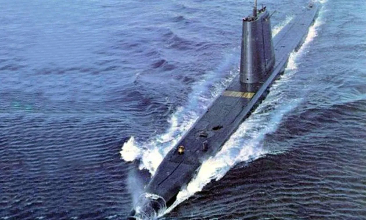 Forças militares dos EUA bombardeiam submarino e complexo naval iraniano