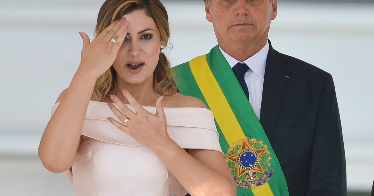Brasil: Michelle Bolsonaro anuncia candidatura às eleições de 2026