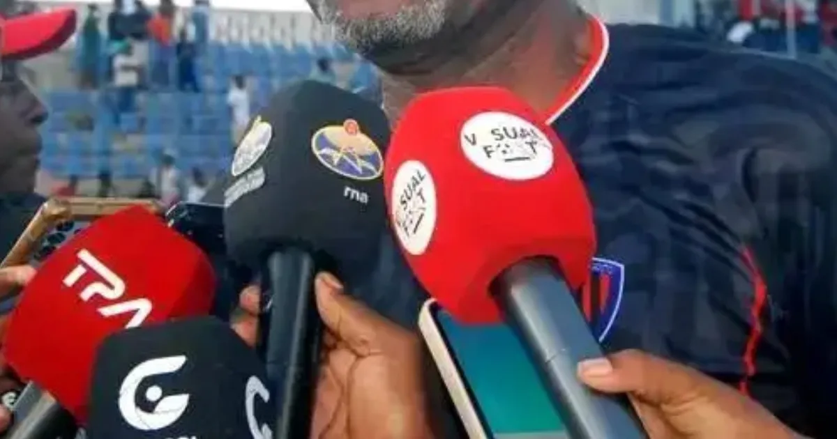 Filipe Nzanza responde a críticas e diz que 1.º de agosto joga “com uma mão amarrada”