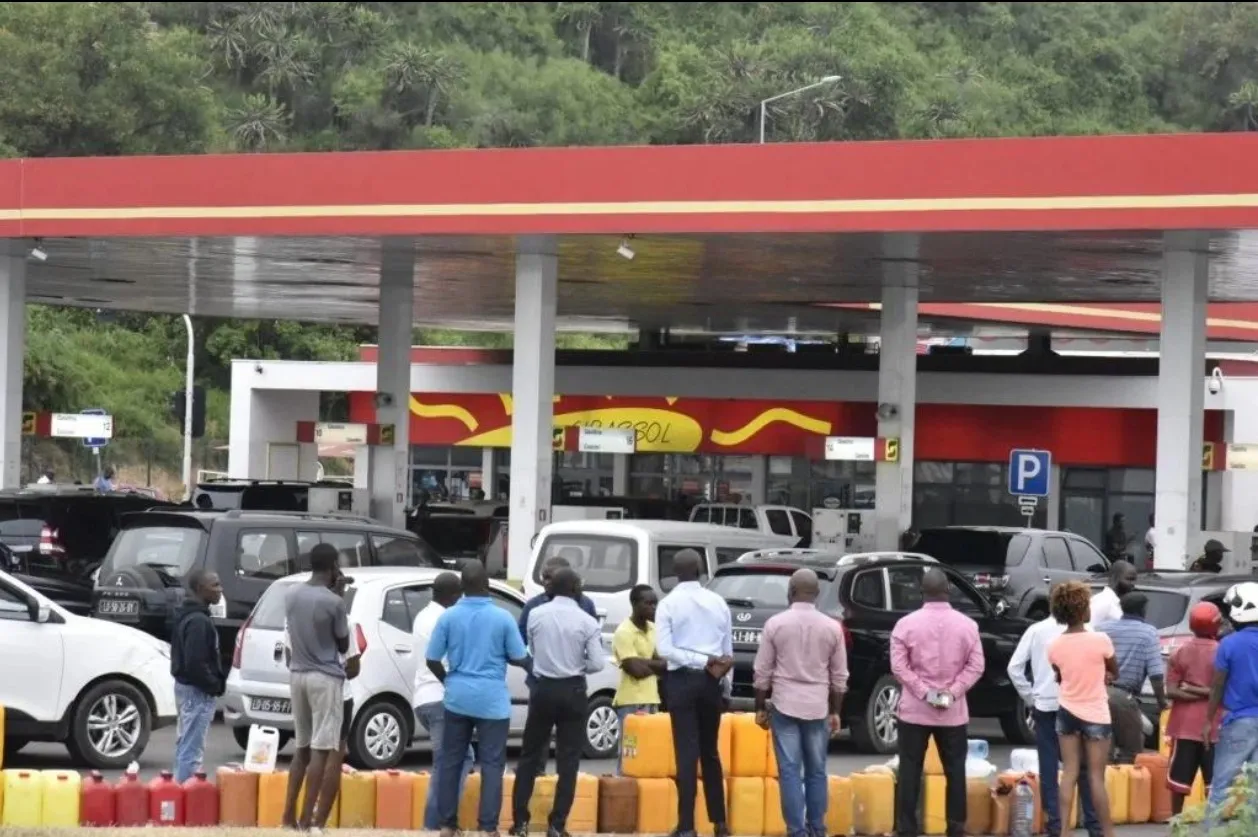 Taxistas dormem nas filas para conseguir gasolina em Ondjiva