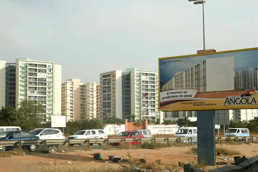 Ruptura de conduta deixa complexo habitacional do Zango privado de água potável