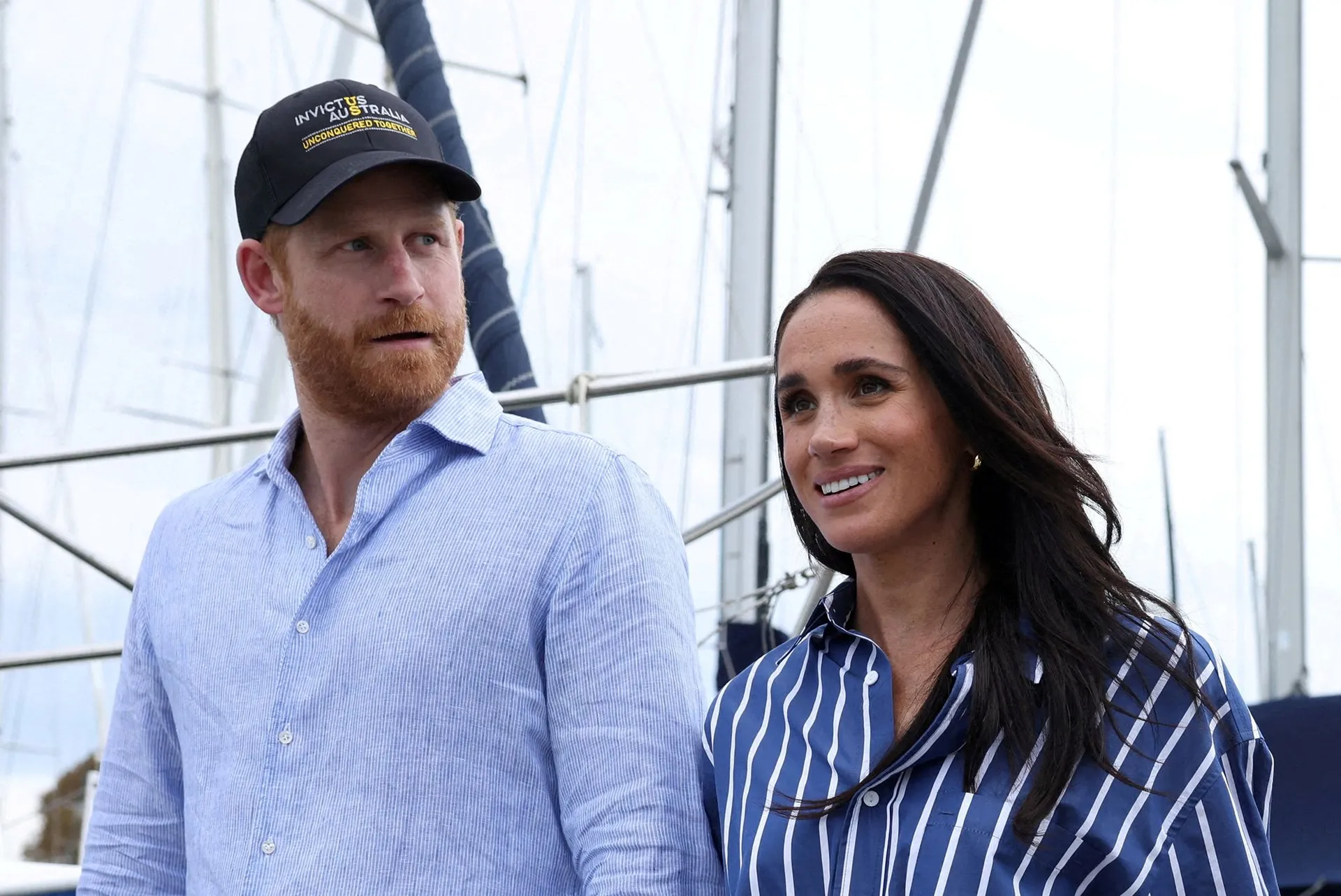Rei Carlos III reitera que Príncipe Harry e Meghan Markle continuam sem funções oficiais após regresso ao Reino Unido