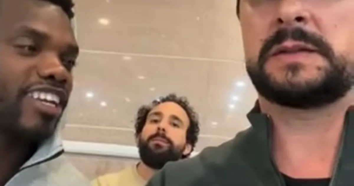 Humoristas barrados em Maputo revelam que pretendiam pedir “visto de actividades culturais” no aeroporto