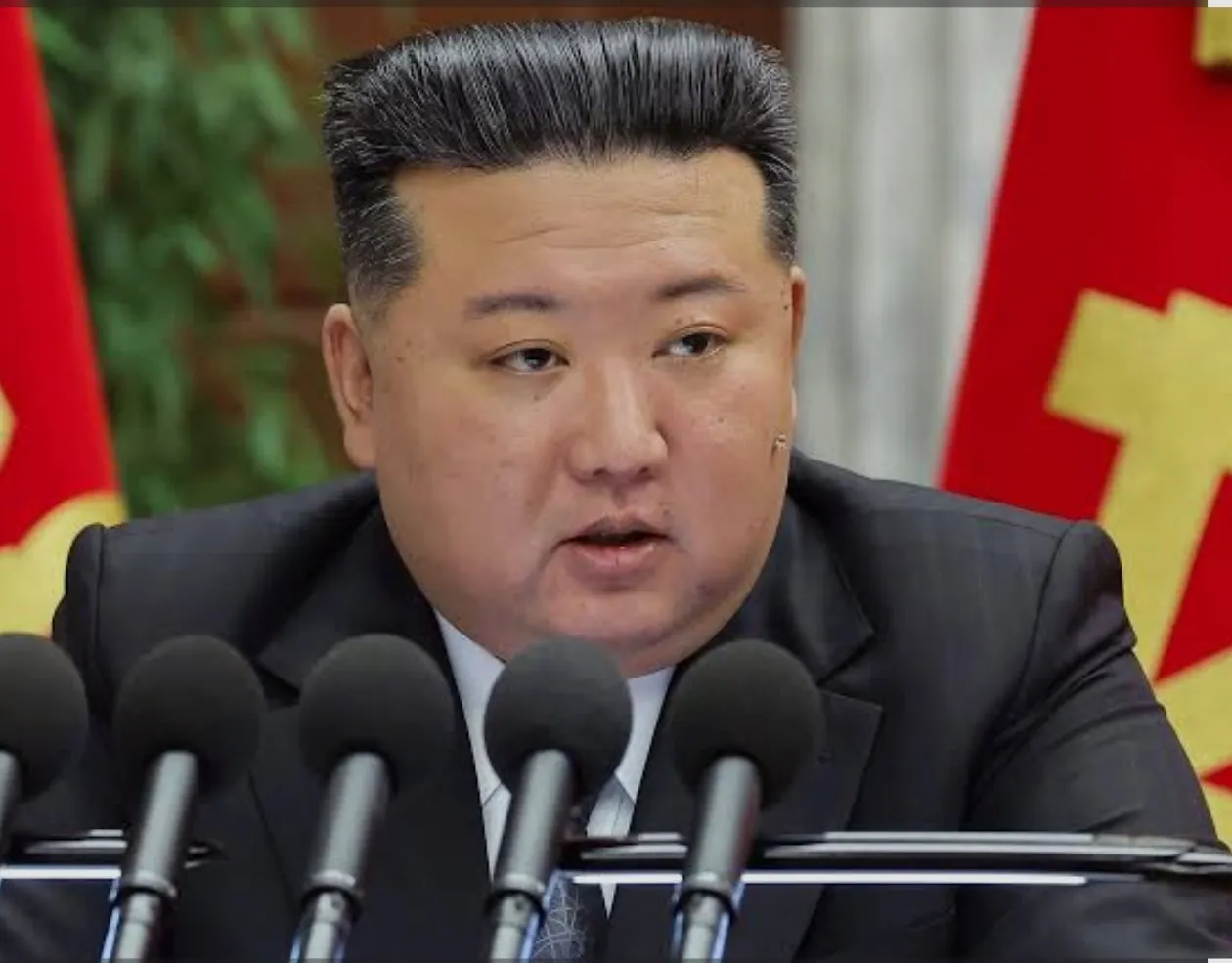 Líder norte-coreano supervisiona exercícios navais e lançamento de míssil terra-mar