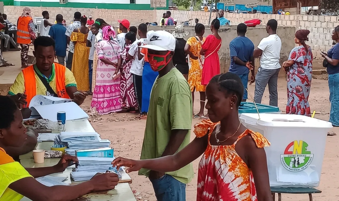 Junta militar da Guiné-Bissau leva às urnas Constituição que reforça poderes presidenciais