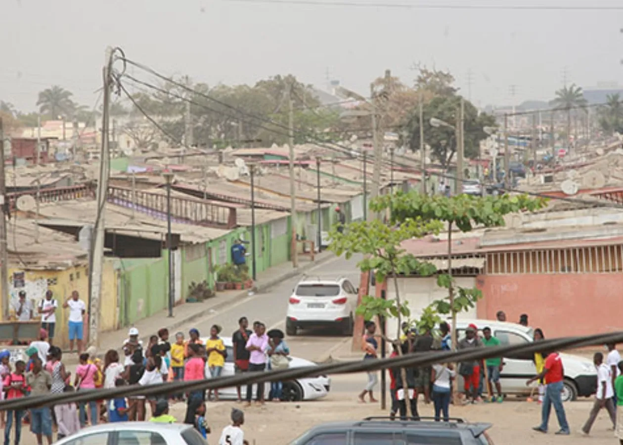 Moradores de Luanda exigem respostas para falta de água, escolas e segurança