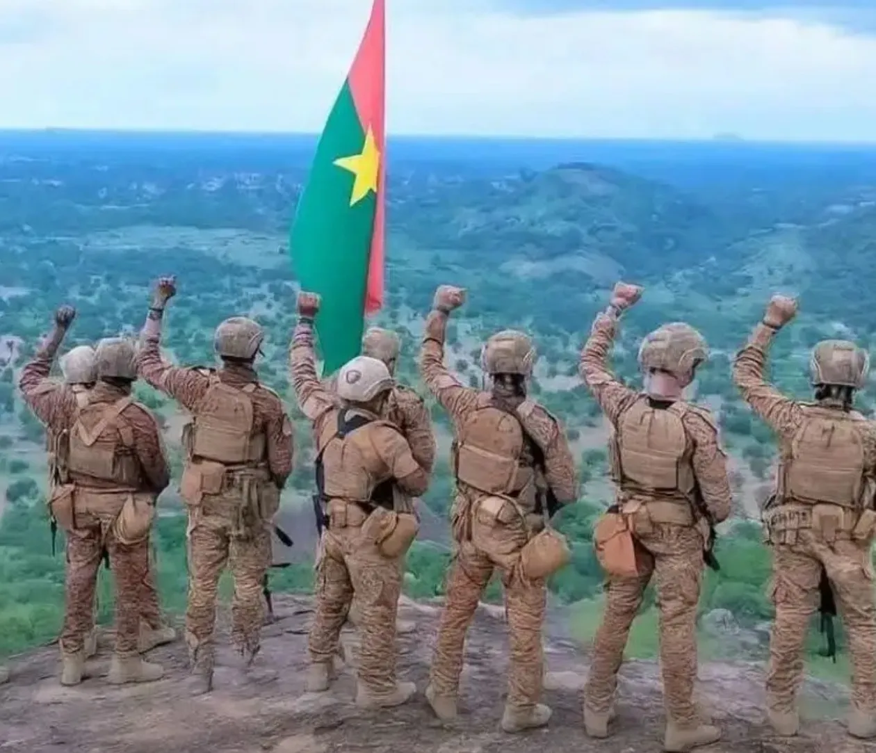 Exército do Burkina Faso diz ter frustrado ataques coordenados e abatido centenas de insurgentes