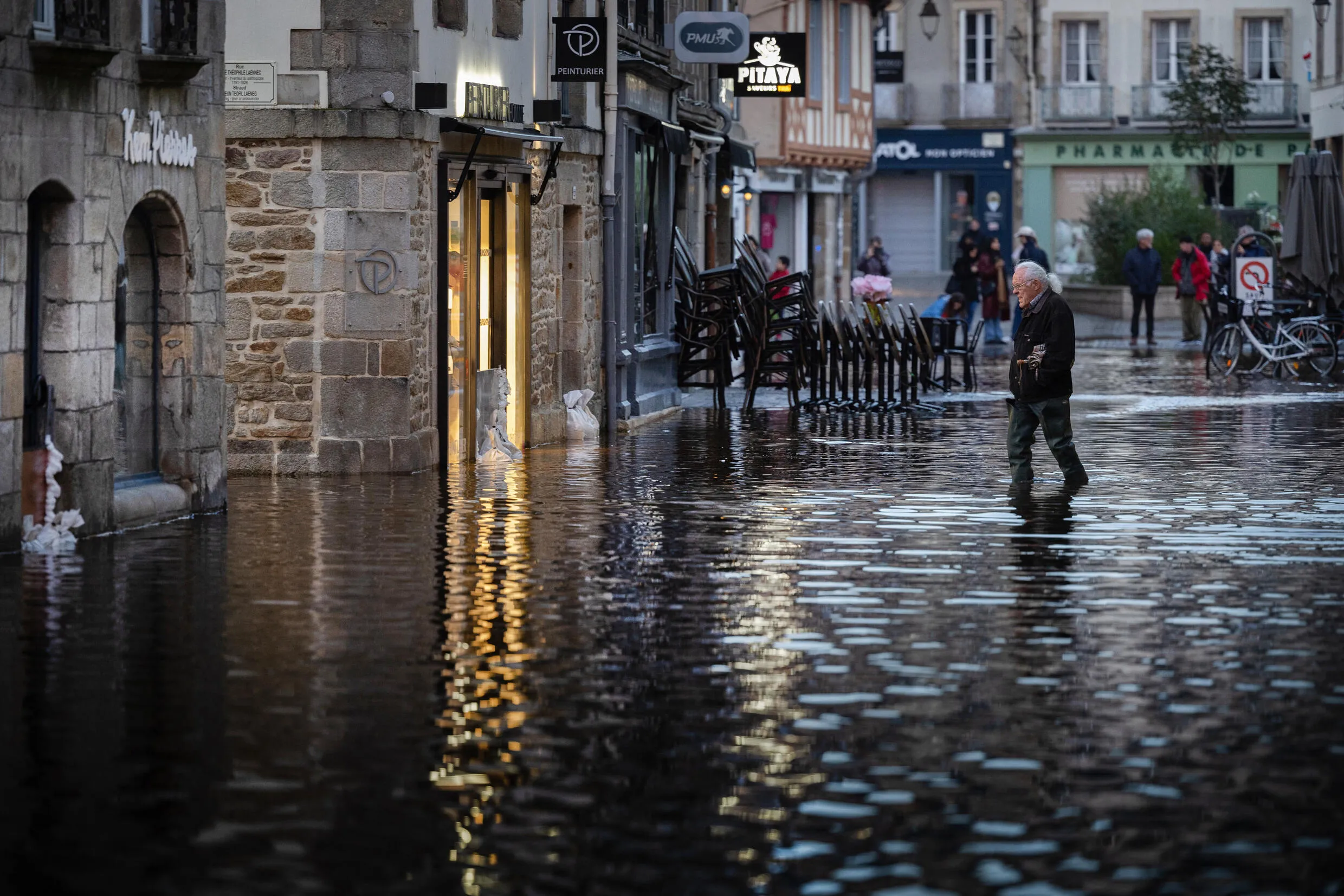 Tempestades em França fazem dois mortos e deixam 53 mil casas sem electricidade