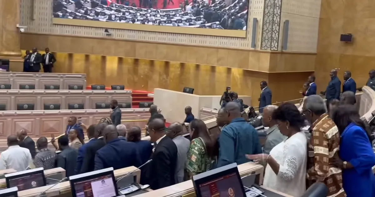 Deputados aprovam lei sobre registo oficioso. MPLA vota a favor e oposição opta por abstenção