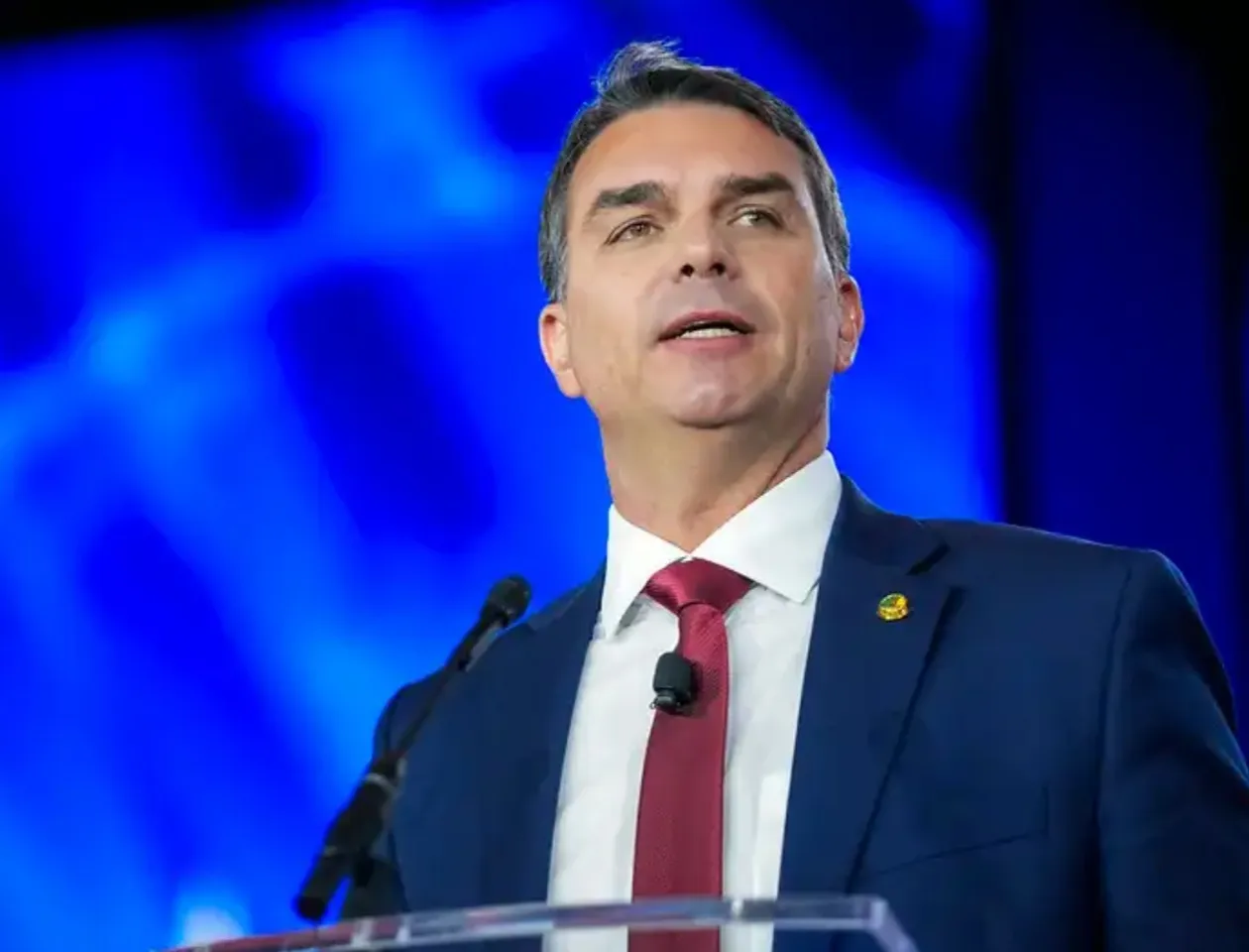 Flávio Bolsonaro esclarece proposta de mudar Constituição para “redemocratizar” Brasil