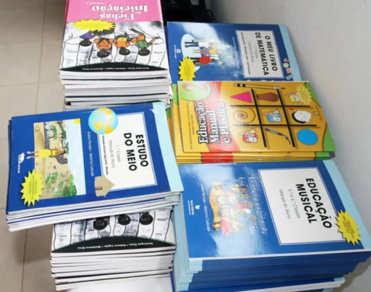 Livros escolares gratuitos passam a ser entregues antes do arranque do ano lectivo