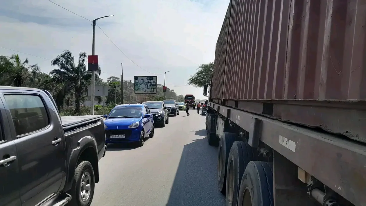 Buraco na ponte do Kifangondo condiciona circulação entre Luanda e Bengo e provoca longas filas