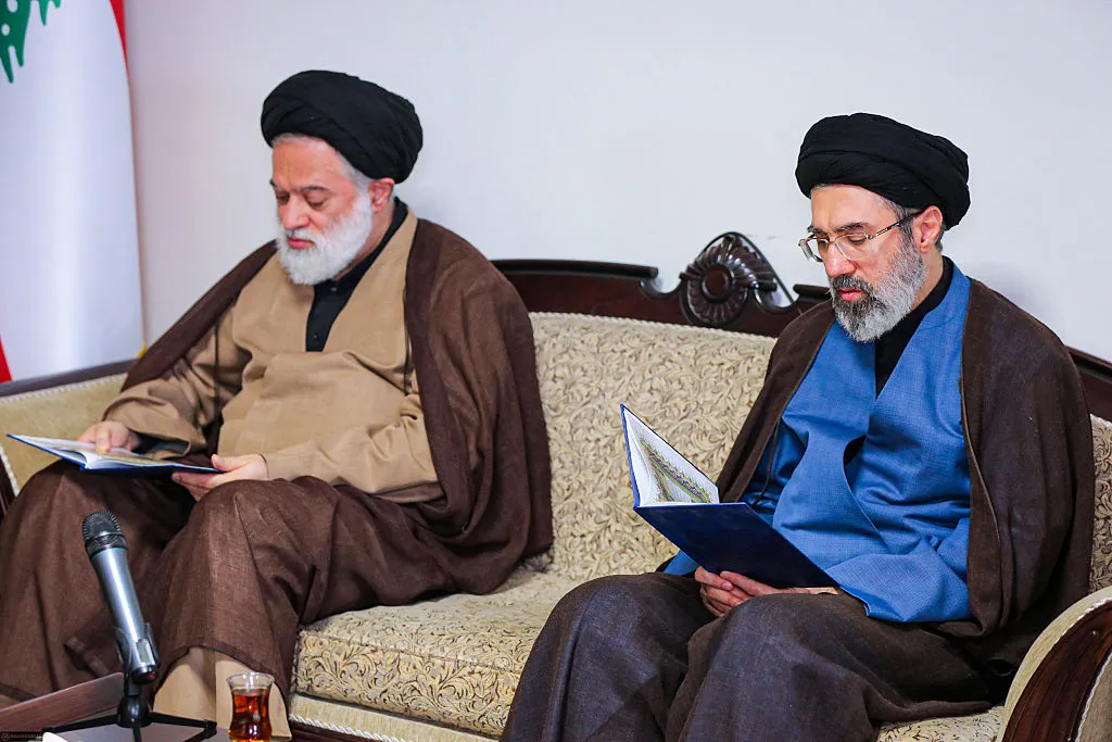 Analista antevê continuidade do autoritarismo e rigidez política após ascensão do filho de Khamenei