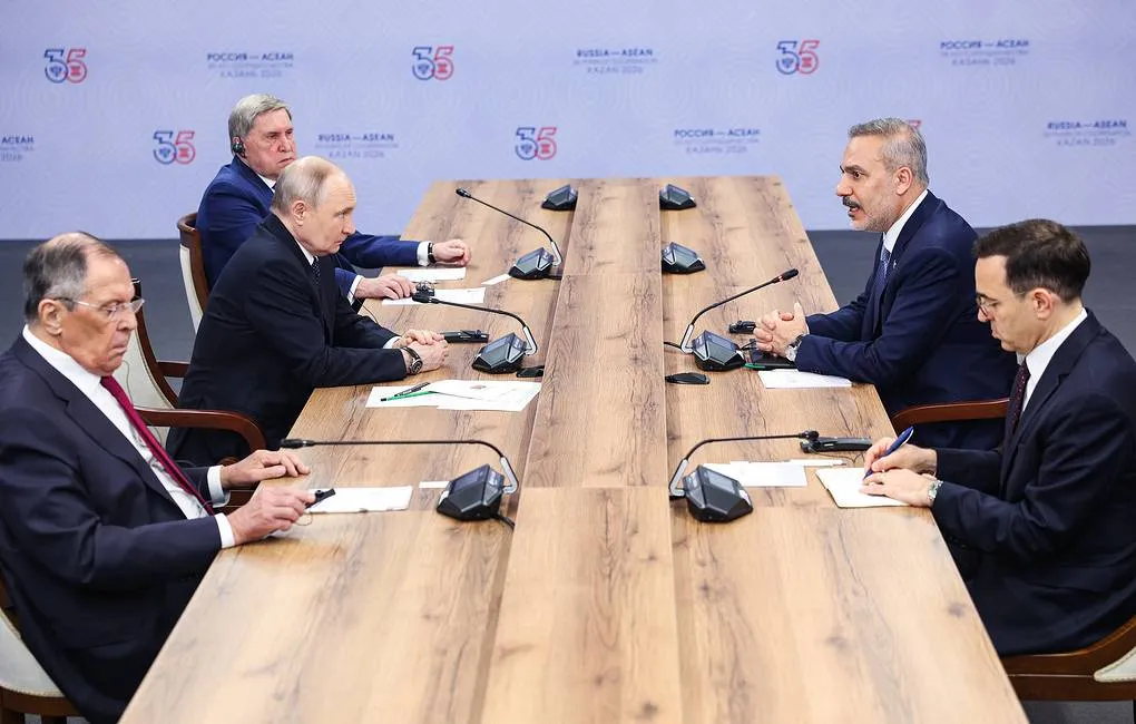 Vladimir Putin recebe ministro dos Negócios Estrangeiros da Turquia para abordar conflito na Ucrânia